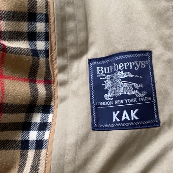 Burberry’s “Burberry” Trench Coat 🧥 - Picture 15 of 15